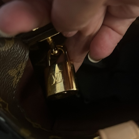 Louis Vuitton Montaigne MM PRE-owned excellent condition. Cross shoulder. Cute! - Picture 8 of 11